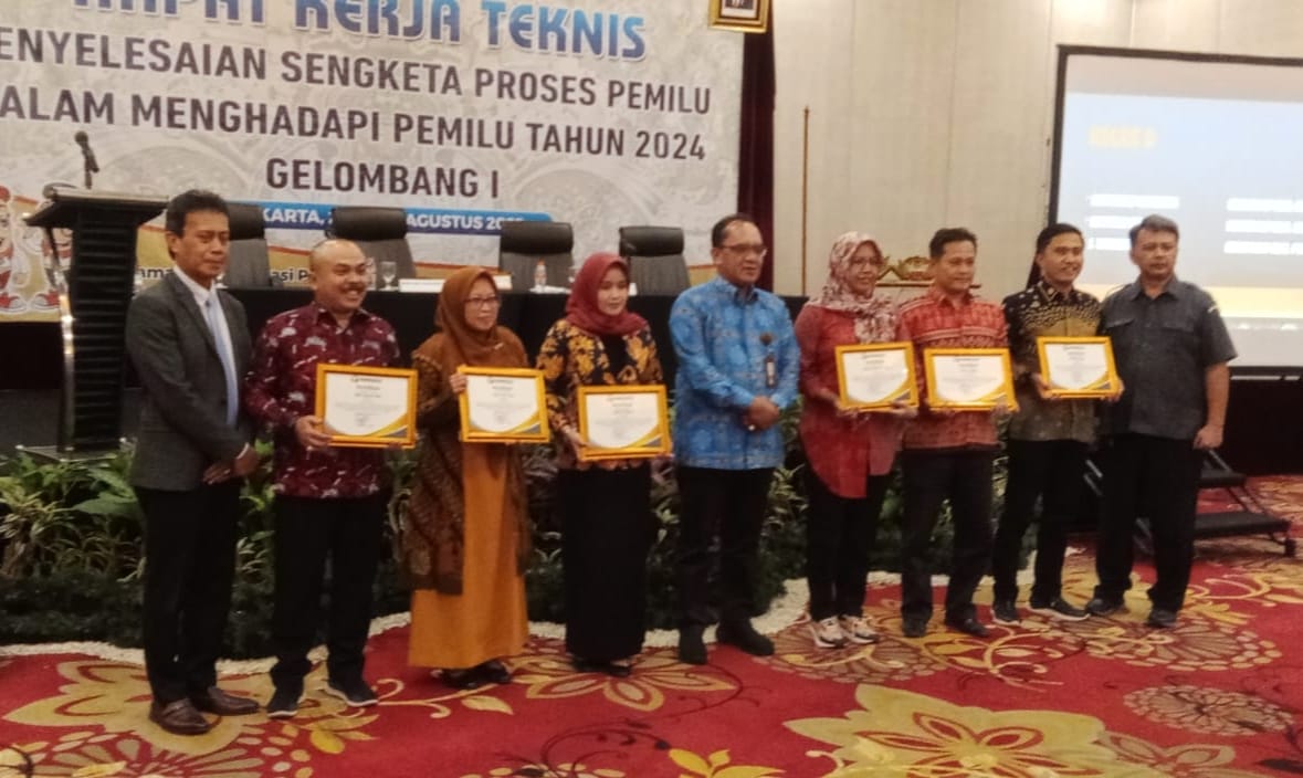 Bawaslu Kabupaten Mukomuko raih sebagai peserta terbaik ke-2 kelas D di Kegiatan Rakernis Penyelesaian Sengketa Proses Pemilu.